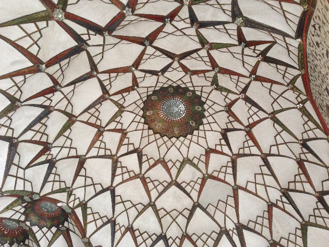 نقش های نقاشی شده بر سقف منزل  طباطبایی ها در بخش تاریخی کاشان